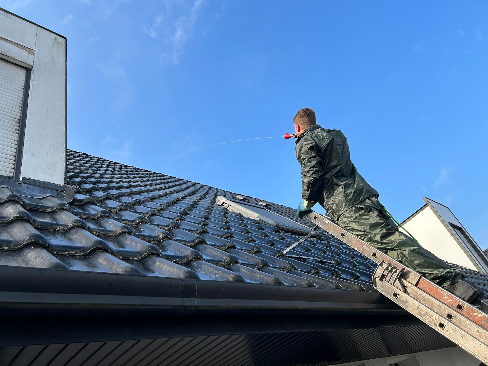 Osmose Couverture - Intervention sur une toiture en tuiles depuis une échelle