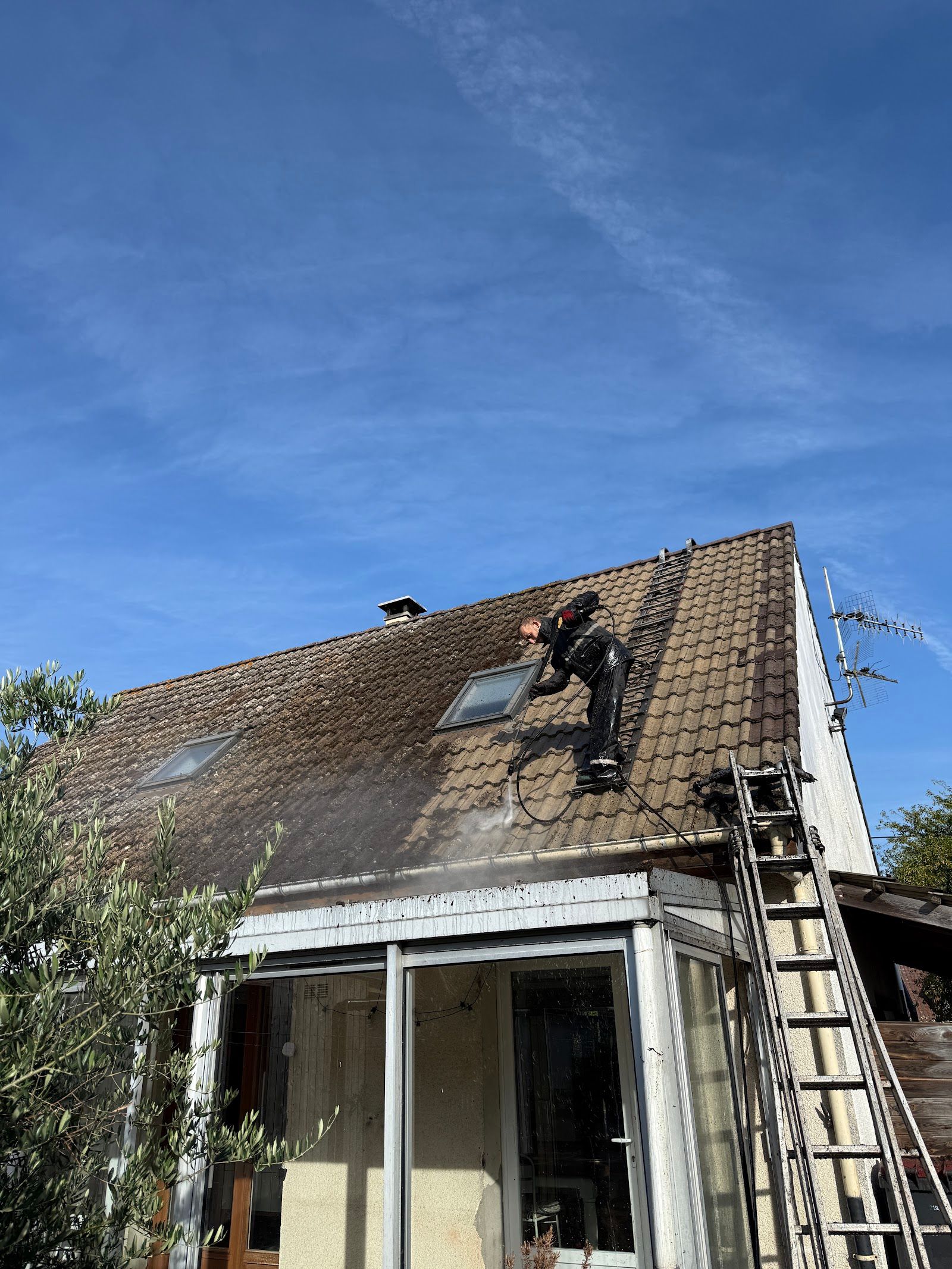 Osmose Couverture - Couvreur en intervention sur une toiture en tuiles