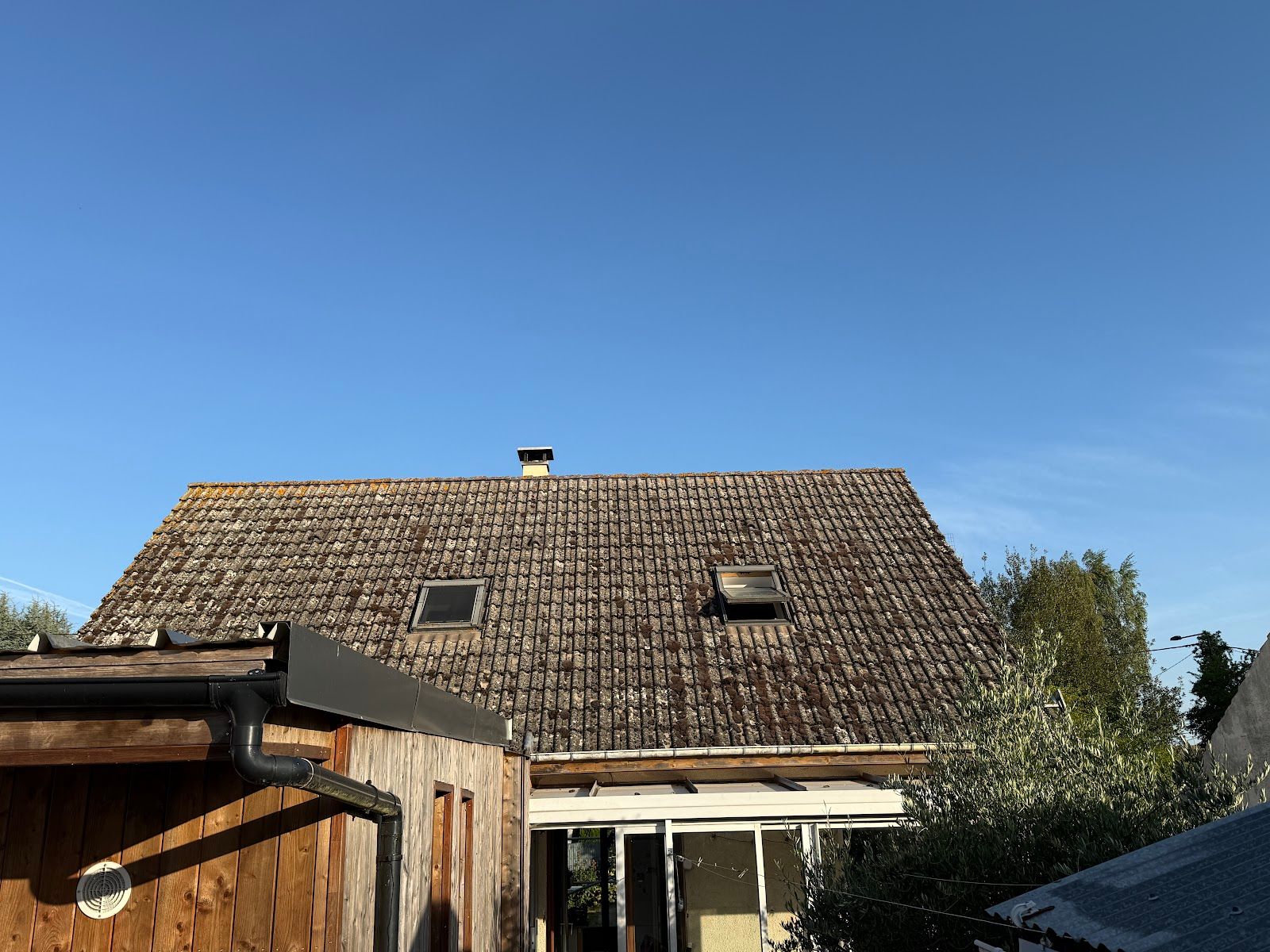 Osmose Couverture - Toiture en tuiles d'une maison avec fenêtres de toit